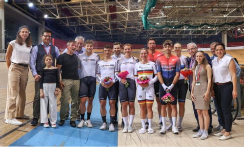 Frankfurt (Oder), 22.06.2024 - Internationaler Brandenburg -Cup - Sprint Gruppenbild mit den Olympiakadern fuer Paris, 5..v.r. Weltmeisterin,im Sprint, Lea Sophie Friedrich, 6. THeo Reinhardt, 7.v.r. Volker Kluge, Vize-Weltmeister im Omnium, Olympia-Teilnehmer, 8.v.l. Weltmeisterin im Sprint, Emma Hinze. ganz links Inga Mertens von der Alcaro Invest GmbH, 2. v.l. Buergermeister, Claus Junghann , 4. v.l. Trainer Dan Radtke, .v.l. Anton Mertens, geschaeftsfuehrender Gesellschafte deund Mitbegruender der Alcaro Invest GmbH.