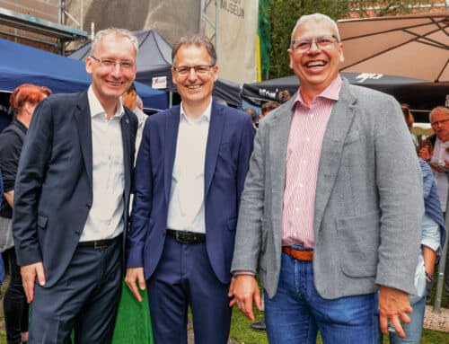 OSMAB und ALCARO auf dem Wirtschaftsfrühstück des Hanseclub in Frankfurt Oder Im Bild: Buergermeister Claus Junghanns im Gespraech mit dem Mitbegruender und Geschaeftsfuehrenden Gesellschafter, Anton Mertens.