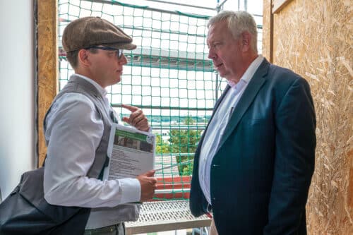 OSMAB und ALCARO auf dem Wirtschaftsfrühstück des Hanseclub in Frankfurt Oder Im Bild: Buergermeister Claus Junghanns im Gespraech mit dem Mitbegruender und Geschaeftsfuehrenden Gesellschafter, Anton Mertens.
